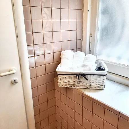 Charming In With Private Parking, 70 Sqm Apartamento *