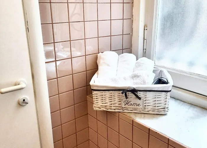 Charming In With Private Parking, 70 Sqm Lägenhet *
